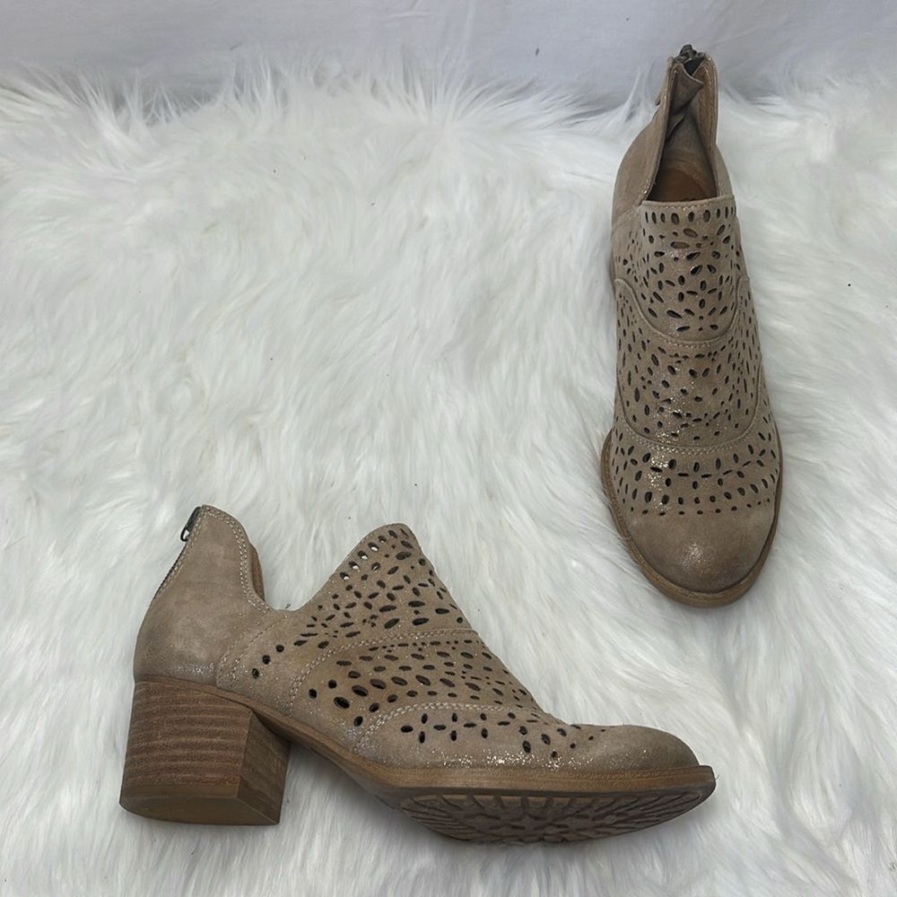 Sofft Wyoming Tan‎ Metallic Suede Laser Cut Booties Sz 6.5